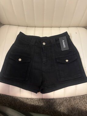 Black High-Waist Cargo Pocket Shorts - Women's